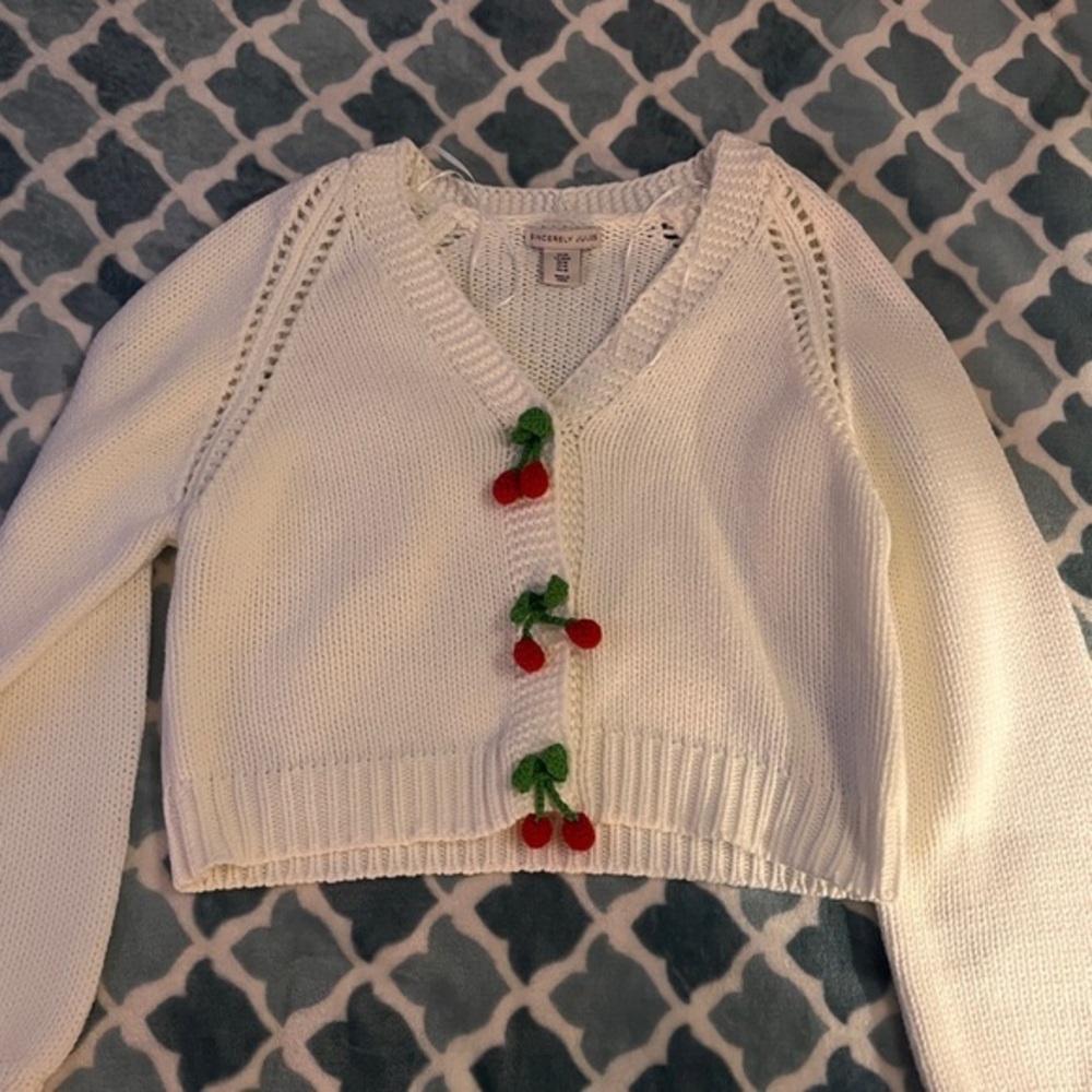 🍒 NWOT Sincerely Jules Ivory Cherry Crochet
Knit Buttoned Sweater M